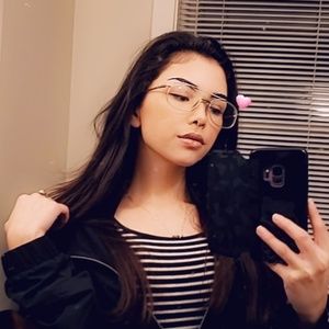 Meet your Posher, Alexia